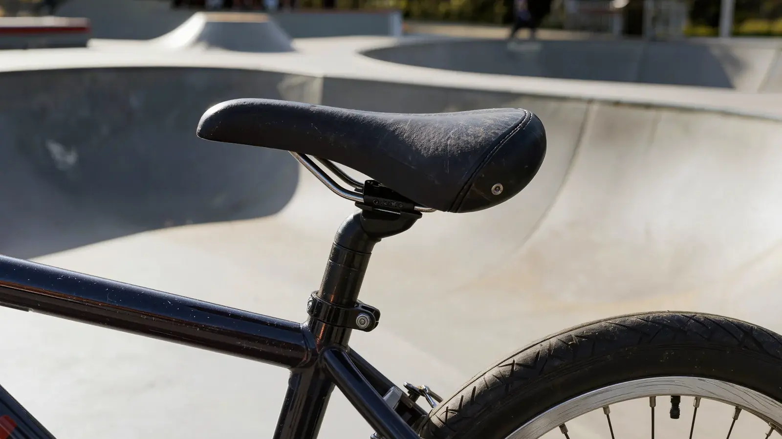 Selim de BMX freestyle ou de racing? A diferença começa no jeito que ele prende