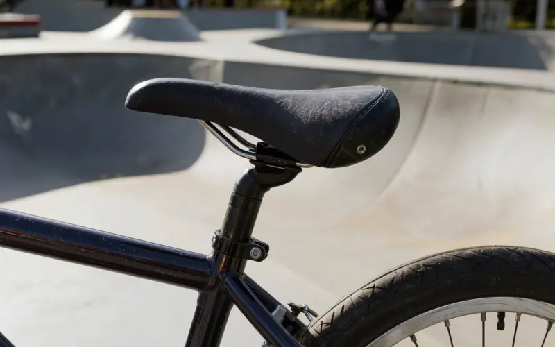 Selim de BMX freestyle ou de racing? A diferença começa no jeito que ele prende