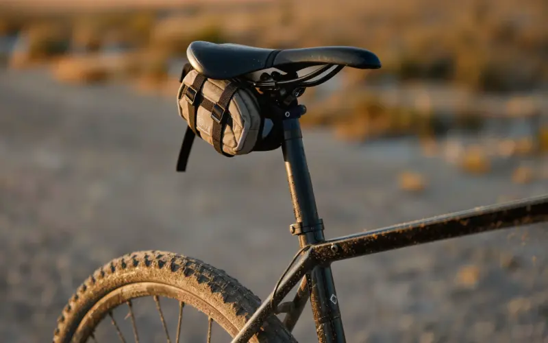 Selim de gravel racing ou de bikepacking? A diferença está no que ele faz com a vibração