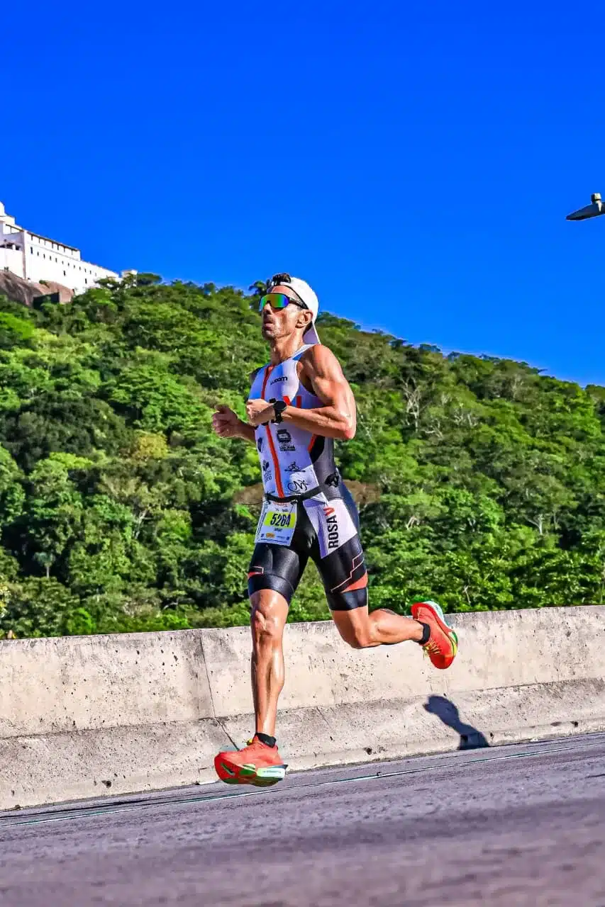 Diogo Gaino na subida da Terceira Ponte durante a Dez Milhas Garoto 2026