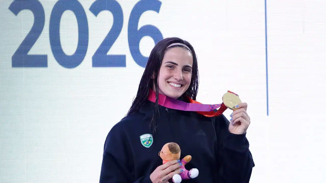 Atleta Rosa V, Gabrielle Roncatto conquista três ouros na natação em Santa Fé 2026