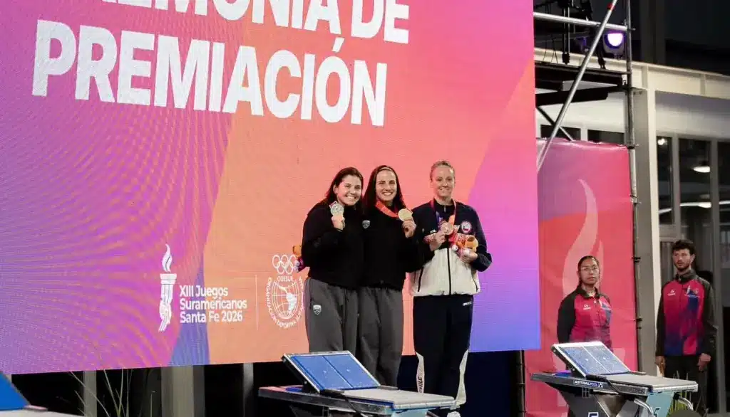 Gabrielle Roncatto com a medalha de ouro no pódio dos 800m livre, ao lado de Beatriz Dizotti com a prata