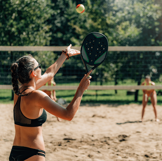 Jogador de tênis de praia usando proteção solar RosaV