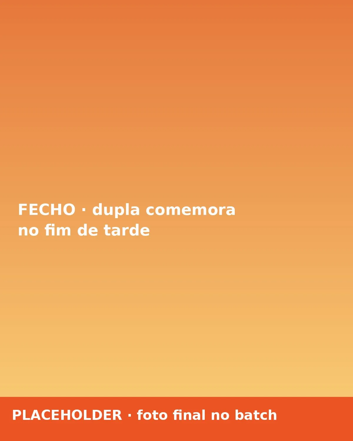 Dupla de beach tennis comemorando no fim de tarde